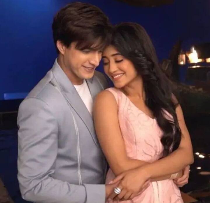 शिवांगी और मोहसिन की ऑन-स्क्रीन जोड़ी हिट थी. दोनों की केमिस्ट्री ने खूब लाइमलाइट बटोरी थी. कई बार उनके रियल लाइफ रिलेशनशिप की भी खबरें सामने आईं.