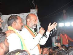 సారాకు రూ.లక్ష కోట్ల ఖర్చు, కానీ షుగర్ ఫ్యాక్టరీకి నిధులు లేవా: సీఎం కేసీఆర్‌కు బండి సూటి ప్రశ్న