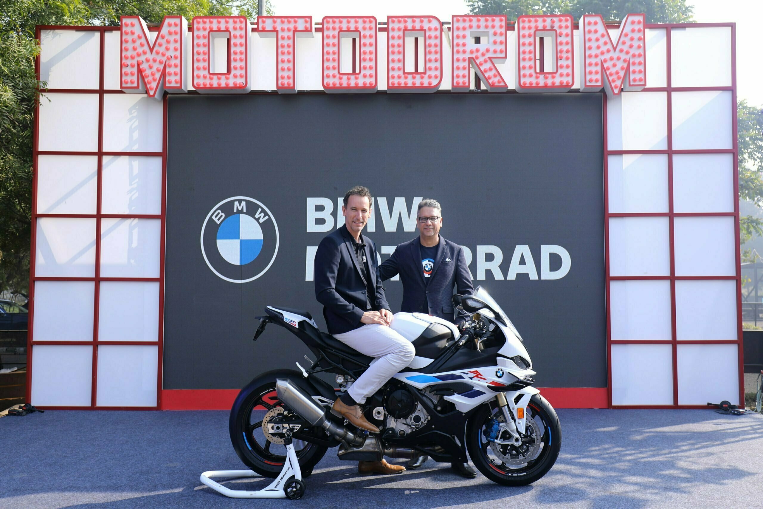 BMW S1000RR बाईक नवीन अवतारात भारतात लॉन्च, इतक्या किंमतीत खरेदी करू शकता Mahindra XUV 700