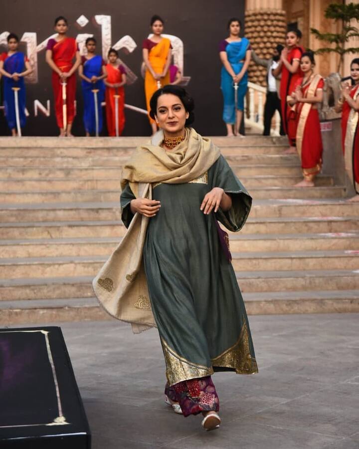 कंगना रनौत का ये ओवरसाइज कुर्ता भी एकदम क्लासी लुक दे रहा है. इसके साथ प्रिंटेड प्लाजो और बैज कलर का शॉल लुक को एलिगेंट बना रहा है. अगर आप प्लाजो और शॉल छोड़कर ओवरसाइज कुर्ते को अपनी तरह से स्टाइल करें तो यह भी बहुत ही क्लासी लगेगा.