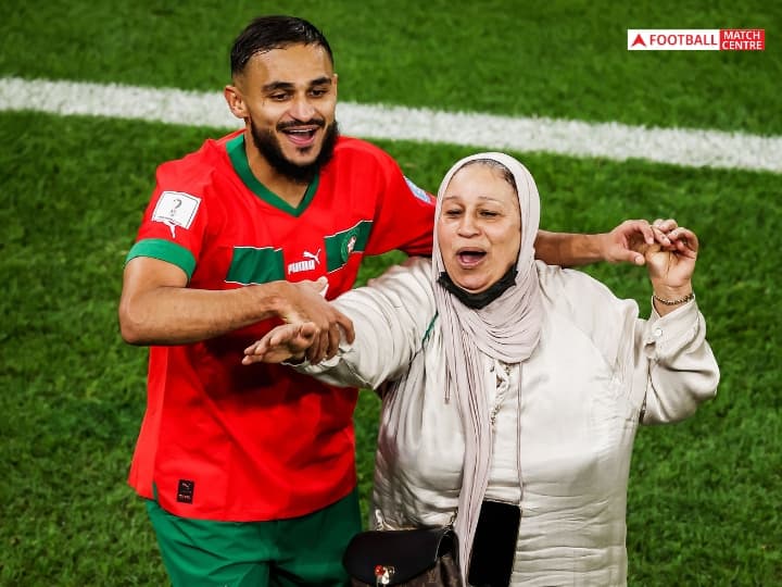 Morocco Sofiane Boufal celebrating with his mother video goes viral Morocco defeated Portugal to qualify for semi final WC 2022 FIFA WC 2022: पुर्तगाल को टूर्नामेंट से बाहर करने के बाद मैदान पर अपनी मां के साथ नाचा मोरक्को का खिलाड़ी, वीडियो वायरल
