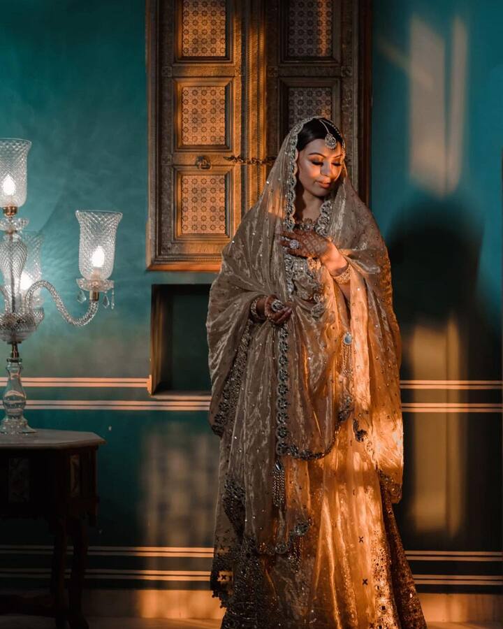 फोटोंमध्ये हंसिकाने गोल्डन एम्ब्रॉयडरी लेहेंगा घातलेला दिसत आहे. तिने कुंदनच्या दागिन्यांसह तिच्या लुकला पूर्ण केले आहे. (फोटो सौजन्य :ihansika/इंस्टाग्राम)