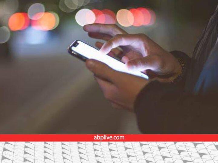 Smartphone Brightness: अगर आप भी अपने फोन की ब्राइनेस फुल रखते हैं तो यह खबर आपके लिए ही है. यहां हमने इसे होने वाले नुकसानों में बारे में बताया है. पढ़िए इस खास खबर को...