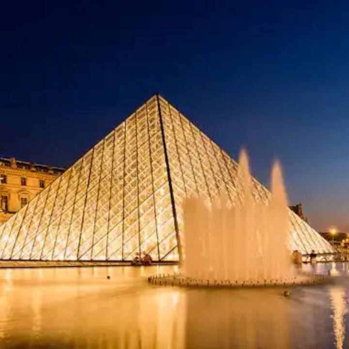 ল্যুভর পিরামিড, প্যারিস, ফ্রান্স: ল্যুভর পিরামিড বা পিরামিড ডু ল্যুভর হল একটি বড় কাঁচ এবং ধাতব কাঠামো যা চিনা-আমেরিকান স্থপতি ইয়োহ মিং পেই ডিজাইন করেছেন।