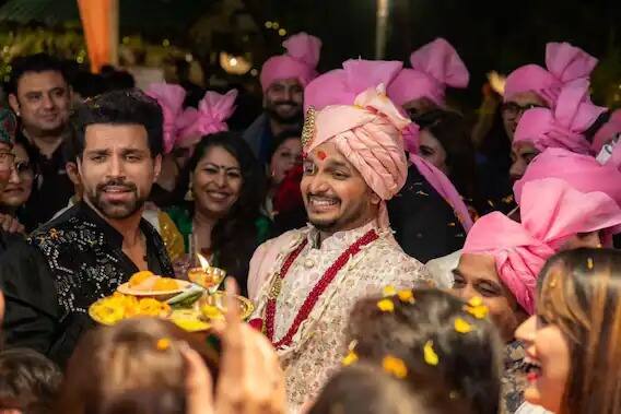 परितोष त्रिपाठीच्या लग्नाचे अनेक फोटो समोर आले आहेत. फोटोंमध्ये, सेलिब्रिटी परितोषच्या लग्नाचा आनंद लुटताना दिसतायत.