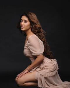 डेटिंग रूमर्स के बीच Shivangi Joshi ने शेयर की ग्लैमरस तस्वीरें, कैप्शन में लिखा- मैं खुद को शेयर नहीं कर रही...