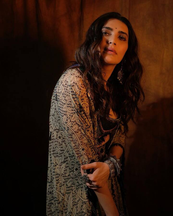 करिश्माने आतापर्यंतच्या कारकिर्दीत हे सिद्ध केले आहे की ती कोणत्याही भूमिकेत स्वत:ला जुळवून घेऊ शकते.  (फोटो सौजन्य:karishmaktanna/इन्टाग्राम)