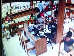 பழனி : நகைக்கடையில் திருடிய போது வசமாக மாட்டிக்கொண்டப் பெண் - சிசிடிவி வீடியோ: சிக்கியது எப்படி?