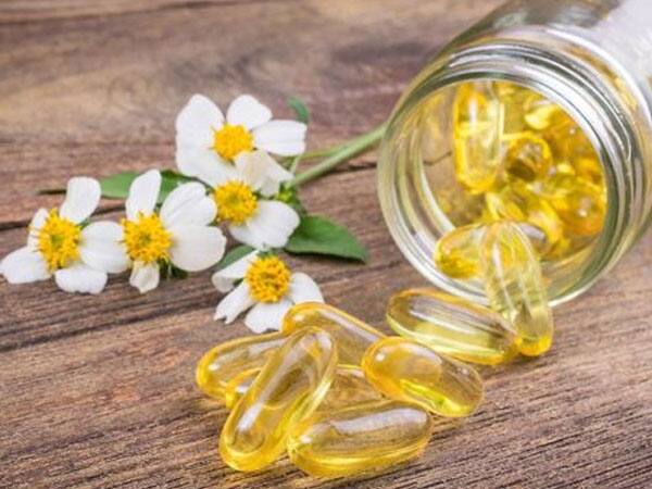 विटामिन ई तो स्किन के लिए अच्छा होता ही है ऐसे में आप इसे डार्क सर्किल के लिए भी इस्तेमाल कर सकते हैं.रात को सोने से पहले under-eye सर्कल पर विटामिन ई की एक बूंद लगाकर मसाज करें और रात भर लगा रहने दें