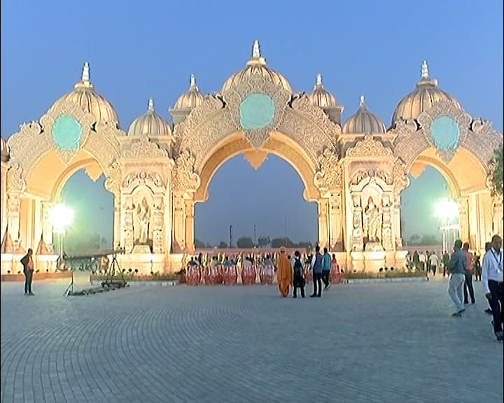 પ્રમુખસ્વામી મહારાજના જન્મશતાબ્દી મહોત્સવની અમદાવાદમાં તડામાર તૈયારી ચાલી રહી છે. અમદાવાદના ભાડજ સર્કલ પાસે પ્રમુખ સ્વામી મહારાજ નગર આકાર પામી રહ્યું છે.