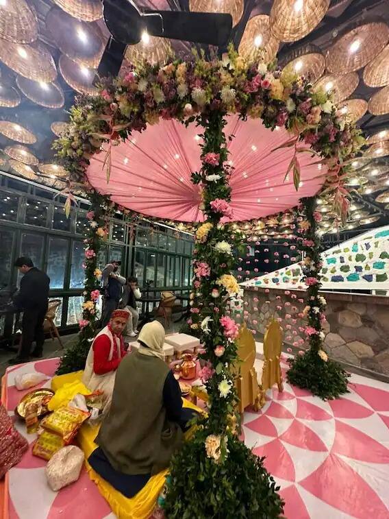 परितोष आणि मीनाक्षीचा लग्नमंडपही खूप सुंदर होता. त्यांच्या मंडपाची थीम गुलाबी होती आणि हा मंडप विविधरंगी फुलांनी सजविण्यात आला होता.