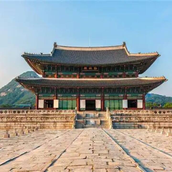 Gyeongbokgung প্রাসাদ : ১৩৯৫ সালে রাজা তাইজো দ্বারা জোসেন রাজবংশের প্রতিষ্ঠার তিন বছর পরে নির্মিত। গিয়াংবকগুং প্রাসাদ ছিল জোসেন রাজবংশের অন্যতম প্রধান প্রাসাদ।