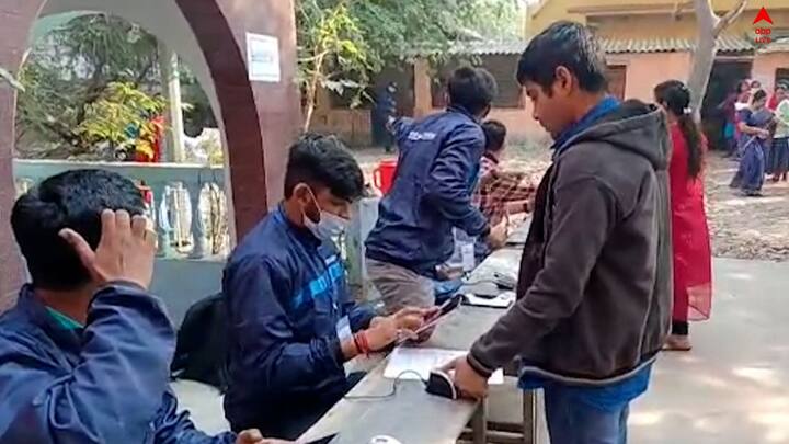 OMR শিট খালি থাকলেও অযোগ্য চাকরিপ্রার্থী নম্বর পেয়েছেন বলে সামনে  সেছে অভিযোগ। এ বার তাই নয়া নিয়ম কার্যকর হয়েছে। পরীক্ষার পর প্রশ্নের বুকলেট বাড়ি নিয়ে যেতে পারবেন পরীক্ষার্থীরা। OMR শিটের দু’টো কপি থাকবে। তার মধ্যে একটি পর্ষদ নেবে। অন্যটি নিয়ে যেতে পারবেন পরীক্ষার্থী।