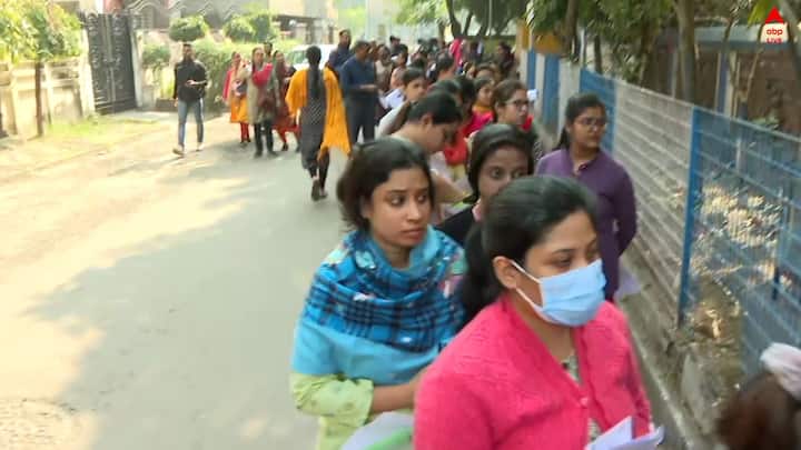 উল্লেখ্য, শহর কলকাতায় আজ ১৫টি কেন্দ্রে পরীক্ষা হয়। পরীক্ষার্থী এবং পরীক্ষাকেন্দ্রের ভারপ্রাপ্ত লোকজন ছাড়া ভিতরে ঢোকা নিষিদ্ধ বাকিদের। একই সঙ্গে রাজ্যের ছয় জেলায় ইন্টারনেট পরিষেবা নিয়ন্ত্রণ করা হয় রাজ্য সরকারের নির্দেশে।