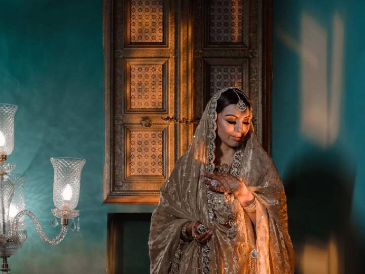 क्यावर पल्लू घेतला आहे. काही फोटोंमध्ये अभिनेत्रीसोबत पती सोहेल आणि कुटुंबातील सदस्यही दिसत आहेत. (फोटो सौजन्य :ihansika/इंस्टाग्राम)