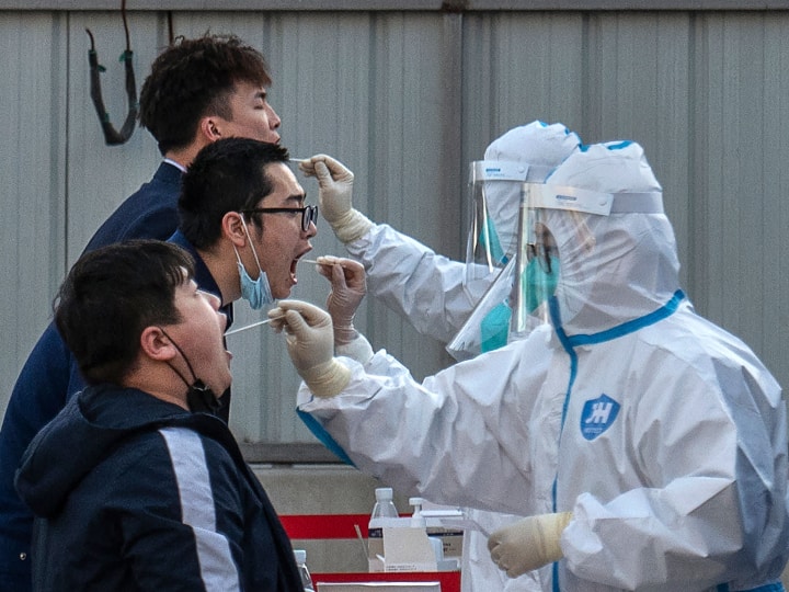 Corona Virus Cases in China : Beijing has become engulfed by a tsunami of covid cases China Corona Outbreak: : એમ્બુલન્સથી ધણધણી ઉઠ્યું બેઈજિંગ, એક જ દિવસમાં 30,000 કોલ્સ આવતા હાહાકાર