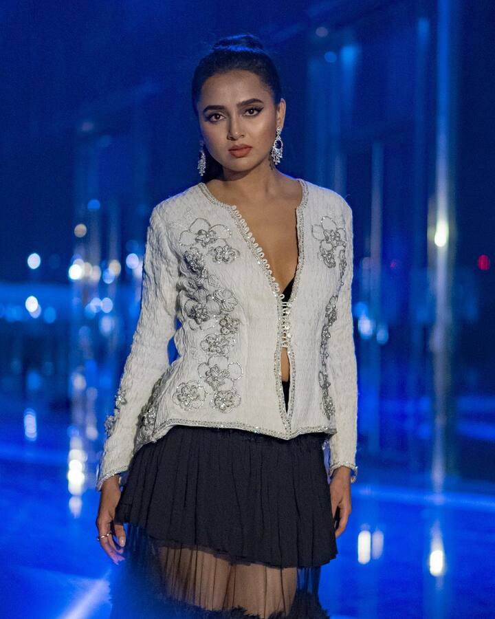 'Bigg Boss 15' winner Tejasswi Prakash is seen as the protagonist in Ekta Kapoor's 'Naagin 6'. The actress takes home a cheque of Rs 2 lakh for every episode.