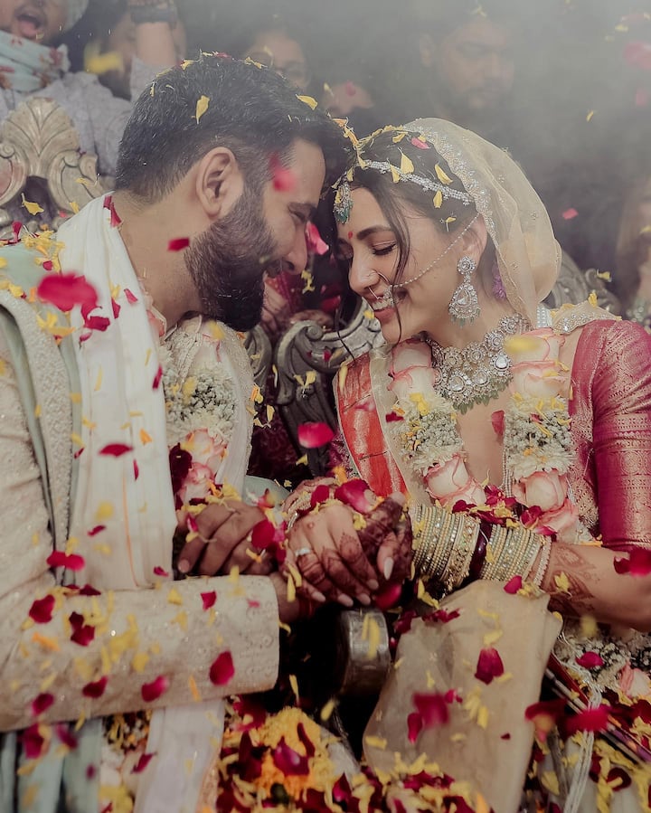 अलिकडेच ईशाने लग्नाचे फोटो शेअर करून तिच्या लग्नाची गोड बातमी चाहत्यांनी दिली. त्यानंतर आता तिने संगीत सोहळ्याची झलक चाहत्यांसोबत शेअर केली आहे. (PC : @esharkansara/Instagram)