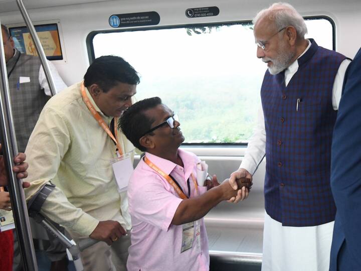 PM Modi interacts with a passenger in the metro.  (Source: Twitter/@narendramodi)