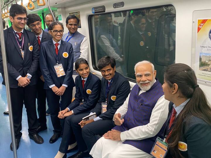 PM Modi also interacts with students in the Nagpur metro.  (Source: Twitter/@narendramodi)