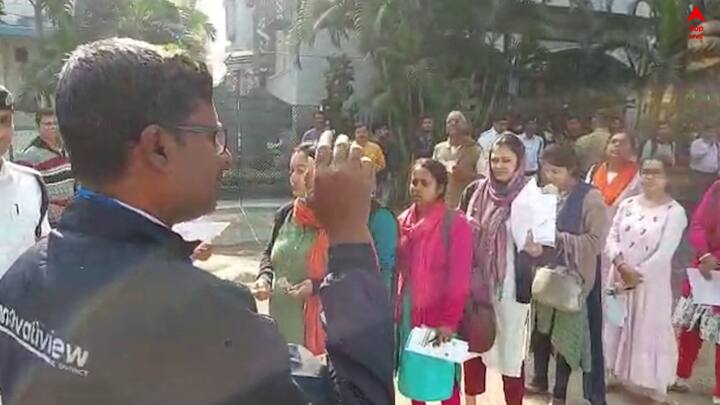 পরীক্ষা শুরু হওয়ার আগে পাওয়া তথ্য় অনুযায়ী, আজ প্রাথমিক টেট পরীক্ষায় পরীক্ষার্থীর সংখ্যা ৬ লক্ষ ৯০ হাজার ৯৩১ জন। তাঁদের অভিভাবক মিলিয়ে ছুটির দিন প্রায় ১০ লক্ষ মানুষ রাস্তায় নামবেন বলে অনুমান প্রশাসনের।