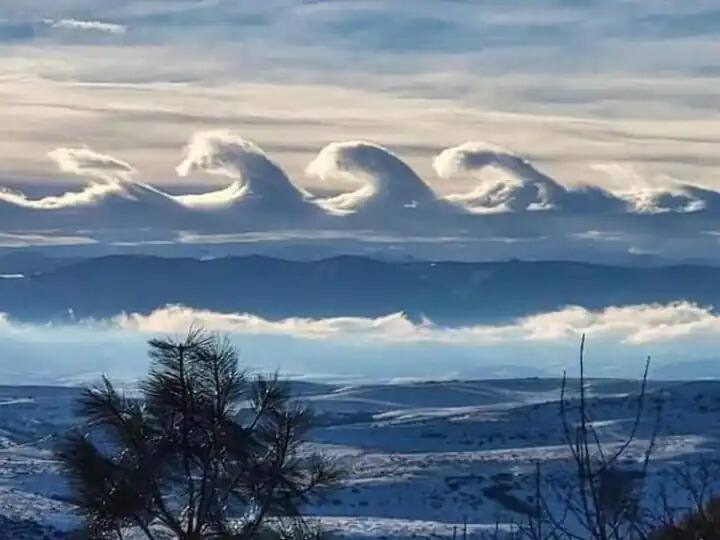 america beautiful clouds scenery wave shaped clouds in US sky marathi news America Wave Clouds : कॅमेऱ्यातून टिपलेला फोटो की पेंटिंग? आकाशात दिसल्या 'त्सुनामीच्या लाटा'; फोटो एकदा पाहाच
