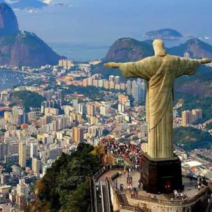 ক্রাইস্ট দ্য রিডিমার, রিও ডি জেনিরো, ব্রাজিল: ক্রাইস্ট দ্য রিডিমার হল রিও ডি জেনিরোতে যিশু খ্রিস্টের একটি মূর্তি। এটি ফরাসি ভাস্কর পল ল্যান্ডোস্কি তৈরি করেছিলেন। রোমানিয়ান ভাস্কর গেওরহে লিওনিদা এই মূর্তির মুখের ভাস্কর্য তৈরি করেছিলেন। এটি বিশ্বের বৃহত্তম আর্ট ডেকো স্মৃতিস্তম্ভ এবং বিশ্বের সাতটি আশ্চর্যের একটি।