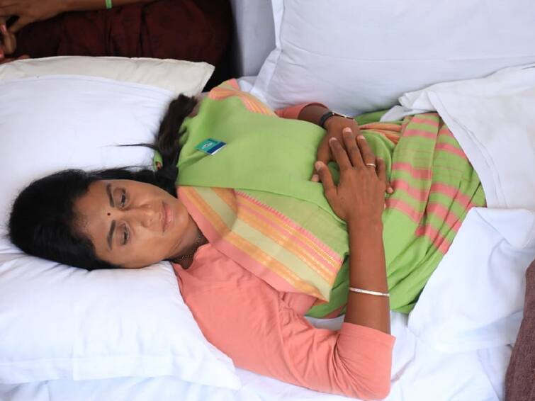 Hyderaad Police broke up YS Sharmila's hunger strike in Lotus pound YS Sharmila: అర్ధరాత్రి షర్మిల ఆమరణ నిరాహార దీక్ష భగ్నం - వెంటనే ఆస్పత్రికి తరలింపు