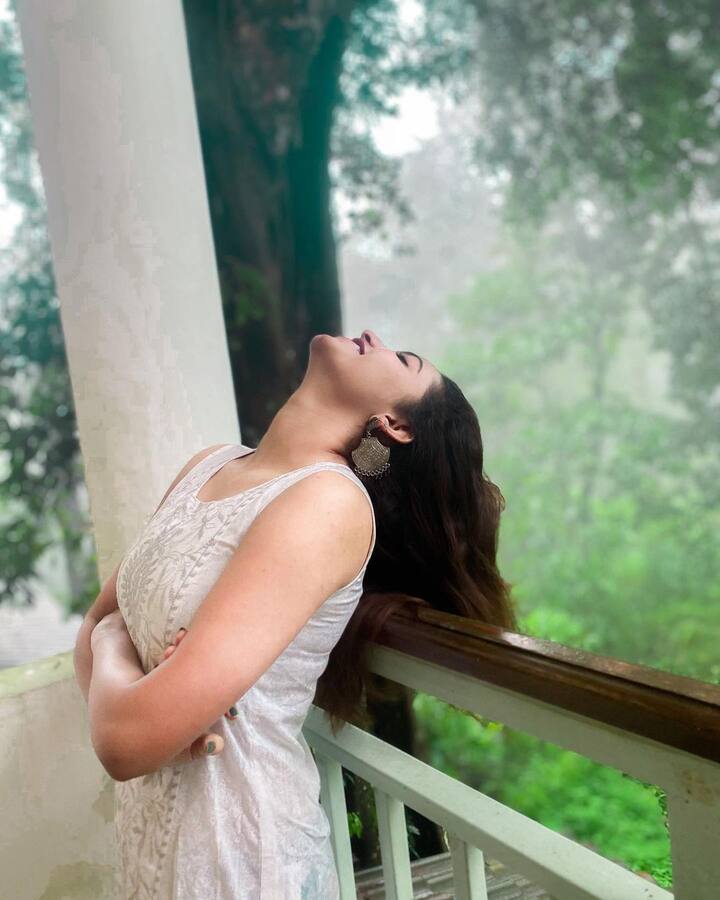 సోషల్ మీడియాలో ఫుల్ ఫాలోయింగ్.Photo Credit@Deepika Pilli/instagram