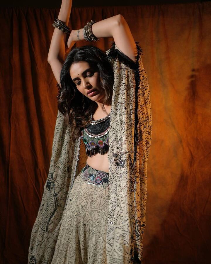 करिश्मा तन्ना हिने अनेक टीव्ही मालिकांमध्ये काम केले आहे आणि ती बिग बॉस सारख्या रिअॅलिटी शोचा भाग देखील झाली आहे. एवढेच नाही तर 'खतरों के खिलाडी'चे टायटलही तिने आपल्या नावावर केले आहे.  (फोटो सौजन्य:karishmaktanna/इन्टाग्राम)