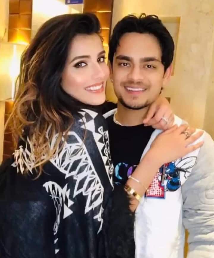 भले ही ईशान किशन और अदिति हुंडिया अपने रिश्ते पर चुप्पी साधे हुए हैं, लेकिन जब भी क्रिकेटर अच्छा परफॉर्म करते हैं तो अदिति अपने रिएक्शन से लाइमलाइट बटोर लेती हैं.