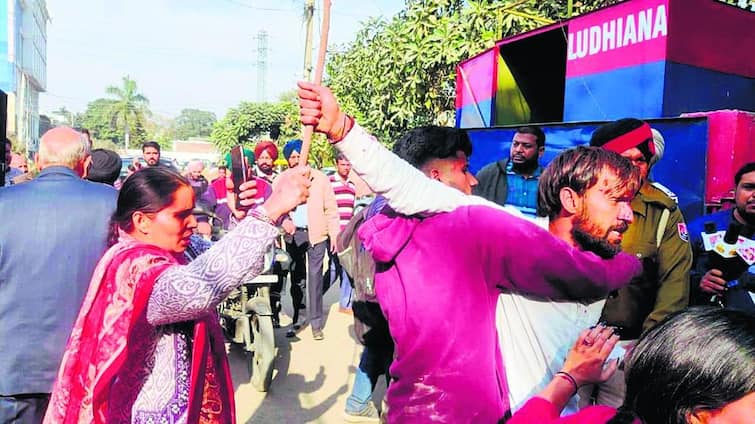 A lot of commotion in Ludhiana! This is the parade of the bridegroom who came to get married for the second time Ludhiana News: ਲੁਧਿਆਣਾ 'ਚ ਖੂਬ ਹੰਗਾਮਾ! ਦੂਜਾ ਵਿਆਹ ਕਰਵਾਉਣ ਆਏ ਲਾੜੇ ਦੀ ਇੰਝ ਹੋਈ ਪਰੇਡ, ਪਹਿਲੀ ਪਤਨੀ ਨੇ ਲਾੜੀ ਨੂੰ ਵੀ ਨਹੀਂ ਬਖਸ਼ਿਆ