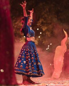 Esha Kansara Sangeet: ‘मैडम सर’ फेम ईशा कंसारा ने अपनी संगीत सेरेमनी में खेले मजेदार गेम, जूते पहन किया डांस