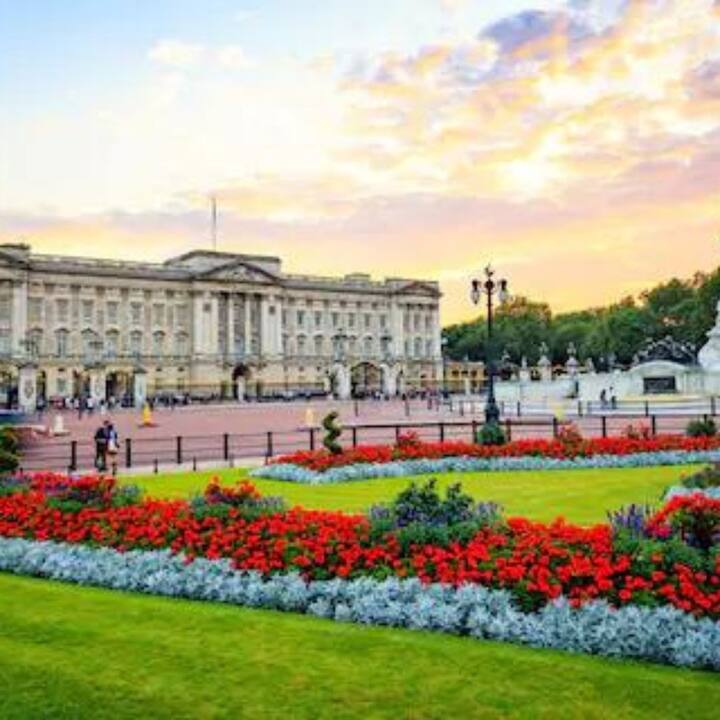 বাকিংহাম প্যালেস, লন্ডন : শীর্ষে রয়েছে বাকিংহাম প্যালেস। ২০২২ সালে গুগল ম্যাপে সবচেয়ে বেশি বার সার্চ করা হয়েছে এটি। বাকিংহাম প্যালেস বিশ্বব্যাপী ব্রিটিশ রাজার বাড়ি হিসেবে স্বীকৃত। এটিতে ৭৭৫টি ঘর, ১৯টি রাষ্ট্রীয় কক্ষ, ৫২টি রাজকীয় ও অতিথি শয়নকক্ষ, ১৮৮টি স্টাফ বেডরুম, ৯২টি অফিস এবং ৭৮টি বাথরুম রয়েছে।