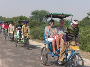 Bharatpur News: यहां रिक्शा चालक बोलते हैं फर्राटेदार इंग्लिश, विदेशी पर्यटकों के लिए बनते हैं 