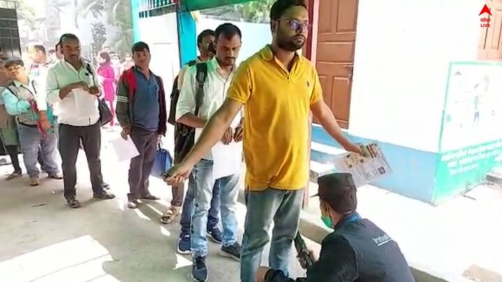 দুই মেদিনীপুর, দুই দিনাজপুর, মালদা এবং মুর্শিদাবাদেও নিয়ন্ত্রণ করা হয় ইন্টারনেট পরিষেবা। নিয়োগ দুর্নীতিতে OMR শিট নিয়ে ভূরি ভূরি অভিযোগ সামনে এসেছে।