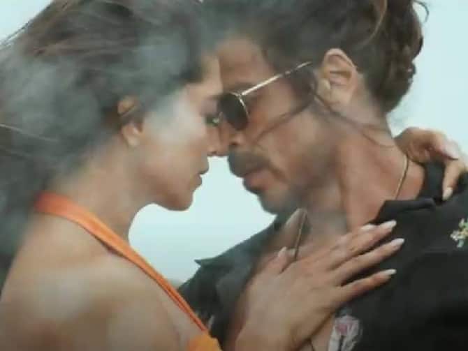 Pathaan Song Besharam Rang Released Shah Rukh Khan Deepika Padukone Besharam  Rang Song Video Review | Besharam Rang Song: 'पठान' का पहला गाना 'बेशरम रंग'  रिलीज, शाहरुख-दीपिका की सिजलिंग ...
