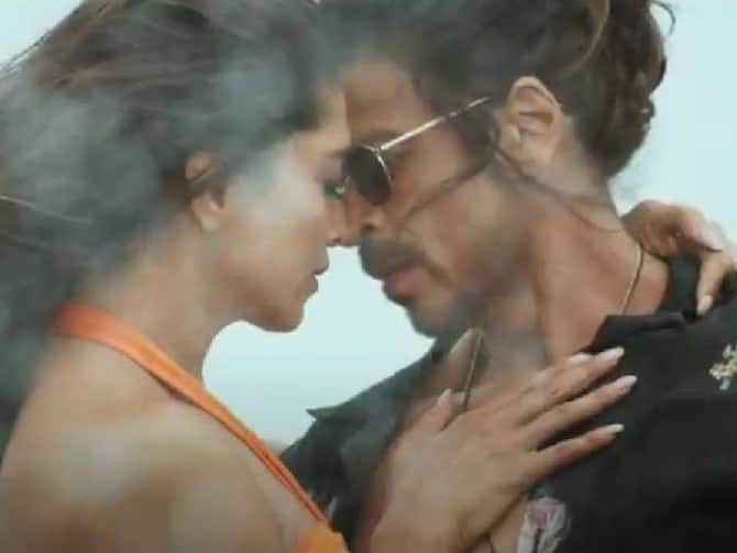 Pathaan Song Besharam Rang Released Shah Rukh Khan Deepika Padukone Besharam Rang Song Video Review | Besharam Rang Song: 'पठान' का पहला गाना 'बेशरम रंग' रिलीज, शाहरुख-दीपिका की सिजलिंग ...