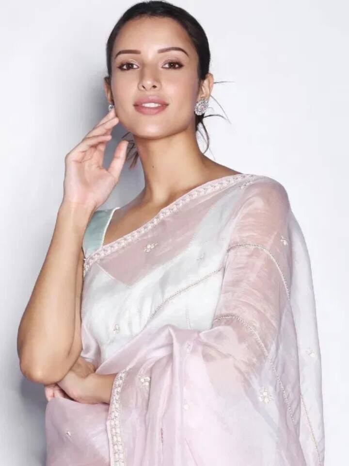 फैशन की दुनिया में तृप्ति डिमरी की भी एंट्री हो चुकी है. हर मोके के हिसाब से वह आउटफिट कैरी करना जानती हैं. यहां उन्होंने बेबी पिंक ऑर्गेंजा साड़ी पहनी है, जिसमें वह बेहद एलिगेंट नजर आ रही हैं. वेडिंग सीजन में इसे संगीत फंक्शन में कैरी किया जा सकता है.