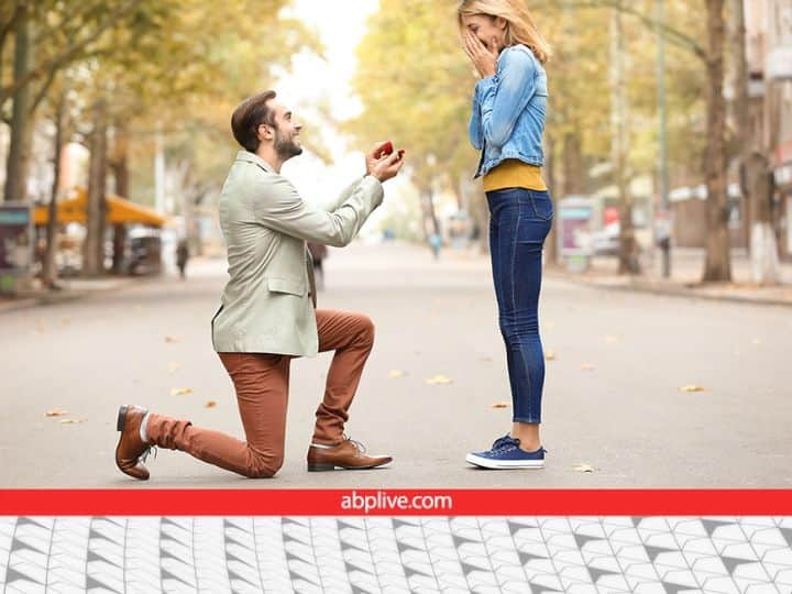 Why do people propose someone sitting on the knee right way to propose someone how to propose someone know here प्रपोज  घुटने पर बैठकर ही क्यों किया जाता है? यहां पढ़िए कैसे हुई इसकी शुरुआत और क्या है इसका सही तरीका