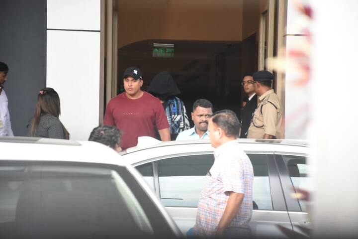 तस्वीरों में शाहरुख ब्लैक टी शर्ट के साथ टोपी वाली चेक की शर्ट पहने दिखाई दे रहे हैं और टोपी से एक्टर ने अपने पूरे चेहरे को छुपाया हुआ है.