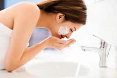 Cleansing Face ચહેરાને ચમકદાર બનાવવા માટે કેટલું ફેસવોશ લેવું અને કેટલો સમય ઘસવું, આ રહ્યો તેનો જવાબ