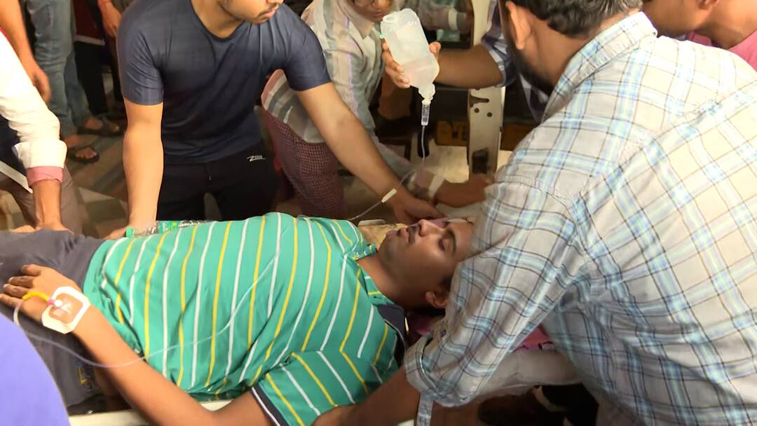 Kolkata News: অনশনে অসুস্থ ডাক্তারি পড়ুয়াকে ভর্তি করা হল হাসপাতালে, জট কাটাতে মেডিক্যালে চন্দ্রিমা ভট্টাচার্য Minister Comes To Meet Principal Of Calcutta Medical College As Hunger Strike Of A Section Of Medical Students Continue For 96 Hours Kolkata News: অনশনে অসুস্থ ডাক্তারি পড়ুয়াকে ভর্তি করা হল হাসপাতালে, জট কাটাতে মেডিক্যালে চন্দ্রিমা ভট্টাচার্য