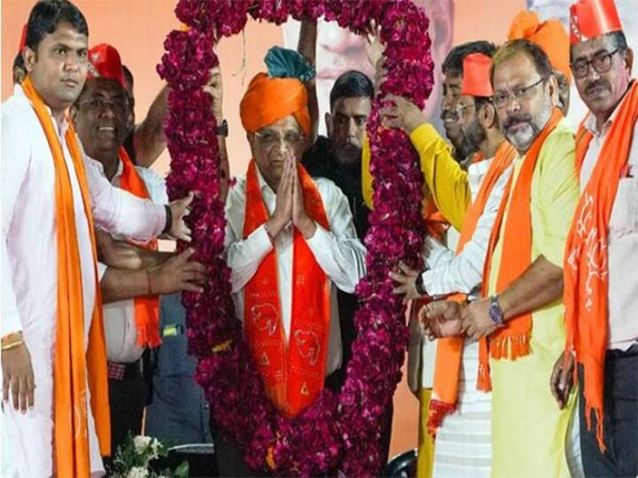 भूपेंद्र पटेल का शपथ ग्रहण समारोह किसी मेगा शो से कम नहीं था. देश के प्रधानमंत्री नरेंद्र मोदी समेत तमाम दिग्गज नेता पहुंचे थे. गृह मंत्री अमित शाह, रक्षा मंत्री राजनाथ सिंह, बीजेपी अध्यक्ष जेपी नड्डा समेत कई केंद्रीय मंत्री समारोह में शामिल हुए.