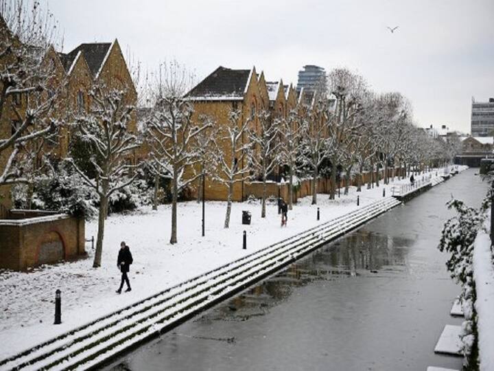 The Met Office issued a yellow weather warning for snow and ice in London and southeast England, as well as ice and fog warnings throughout the rest of England and Northern Ireland. (Image Source: AFP)