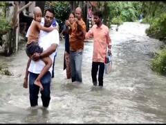 காஞ்சி முழுவதும் வெள்ளம்... சிக்கியவர்களை மீட்ட கவுன்சிலர்.. வைரலாகும் வீடியோ..!