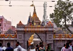 नया कॉरिडोर बनने के बाद काशी विश्वनाथ के दरबार में लगा भक्तों का तांता, चढ़ा 100 करोड़ से अधिक का चढ़ावा