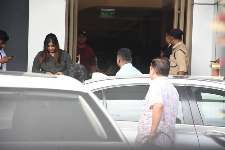 इस दौरान शाहरुख ने पैपराजी को कोई पोज नहीं दिया और एयरपोर्ट से बाहर निकलकर सीधा अपनी गाड़ी में बैठ गए.