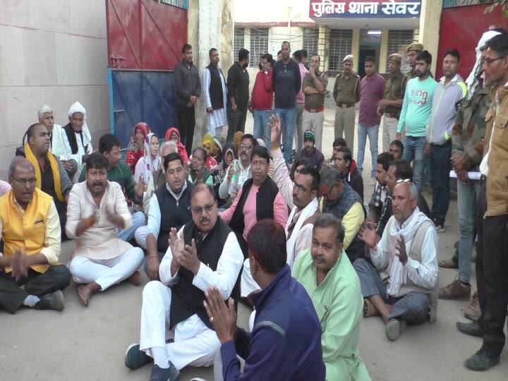 Rajasthan Controversy over idol installation near Mazar BJP and RSS workers Protest at police station ANN Rajasthan News: भरतपुर में मजार के पास हनुमान की मूर्ति स्थापना पर हुआ विवाद, BJP-RSS कार्यकर्ताओं ने थाने पर काटा बवाल