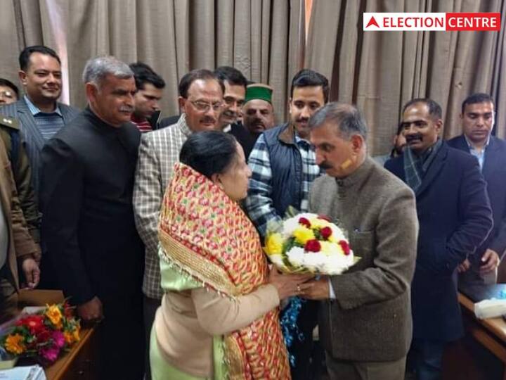 Himachal Pradesh: सीएम सुखविंदर सिंह सुक्खू ने प्रतिभा सिंह को गुलदस्ता देने से रोका, कहा- मैं आपको... Himachal Pradesh CM Sukhvinder Singh Sukhu Stopped Pratibha Singh from Giving Bouquet ANN Himachal Pradesh: सीएम सुखविंदर सिंह सुक्खू ने प्रतिभा सिंह को गुलदस्ता देने से रोका, कहा- मैं आपको...